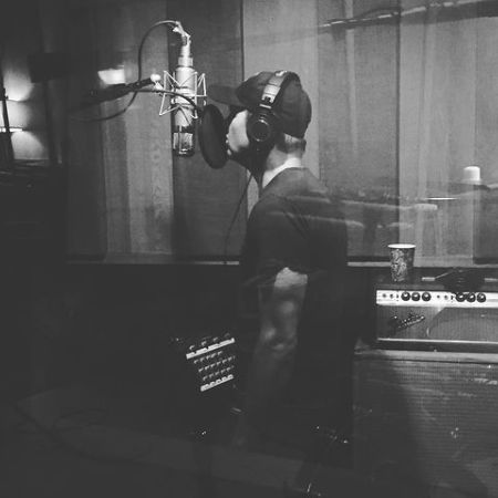 Jeremy Renner Singing